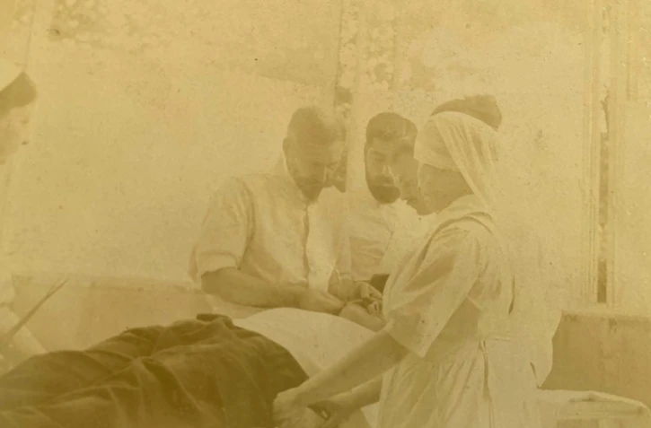 Photo diffusée le 8 novembre 2020 par Gwenola Balmelle, arrière petite nièce du chirurgien, montrant Hippolyte Morestin (g) lors d'une opération à l'hôpital Rothschild à Paris