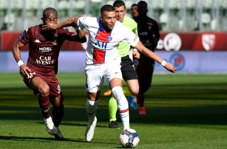 L'attaquant du Paris-SG, Kylian Mbappé (d), aux prises avec le milieu ivoirien de Metz, Habib Maiga (g), lors du match de Ligue 1 sur la pelouse de Metz, le 24 avril 2021