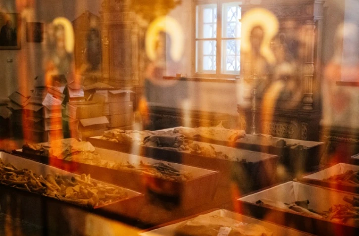 Des cercueils contenant les restes de soldats russes et français morts pendant la retraite de Russie, lors d'une cérémonie le 8 février 2021 dans l'église de Viazma (Russie)