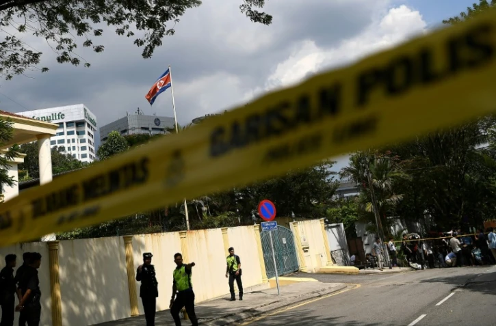 Des policiers malaisiens et cordon de sécurité devant l'ambassade de Corée du Nord à Kuala Lumpur, le 23 février 2017