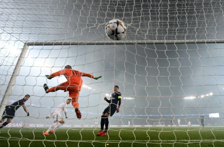 L'attaquant du Real Madrid Cristiano Ronaldo inscrit un but de la tête face au PSG, le 6 mars 2018 au Parc des Princes