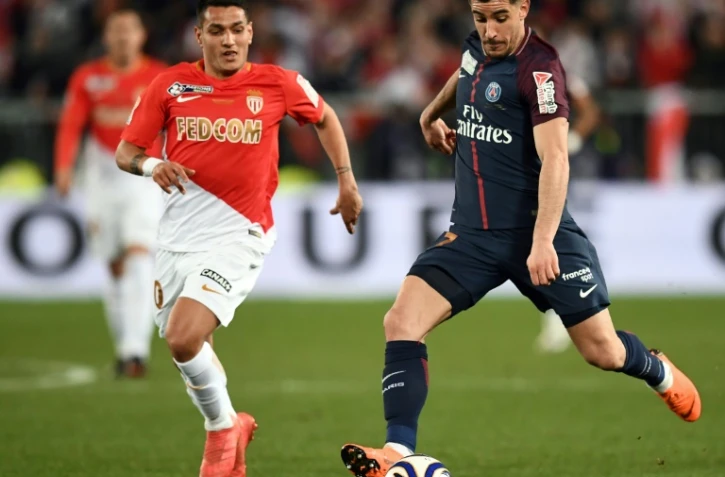 Le défenseur espagnol du Paris-SG, Yuri Berdiche (d), contrôle la balle lors de la finale de la Coupe de la Ligue face à Monaco, à Bordeaux, le 31 mars 2018