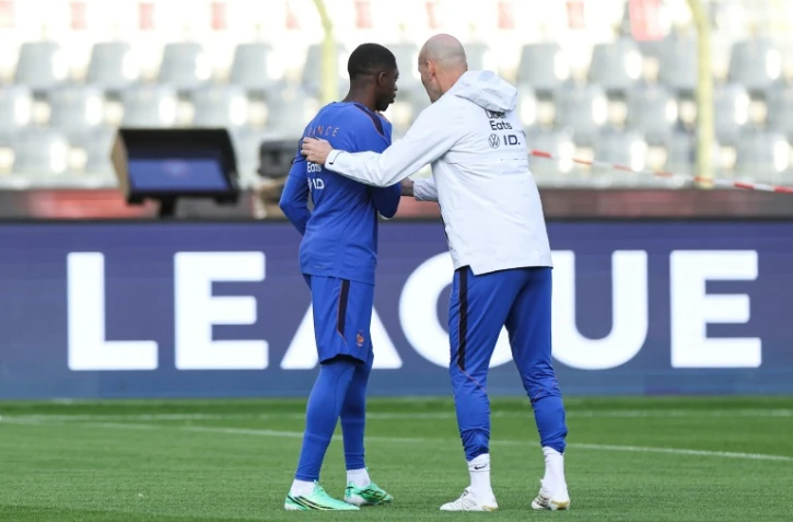 Zinédine Zidane discute avec Ousmane Dembélé, qi sera capitaine contre la Belgique, à l'entraînement des Bleus le 27 septembre 2026 au stade Roi-Baudouin à Bruxelles