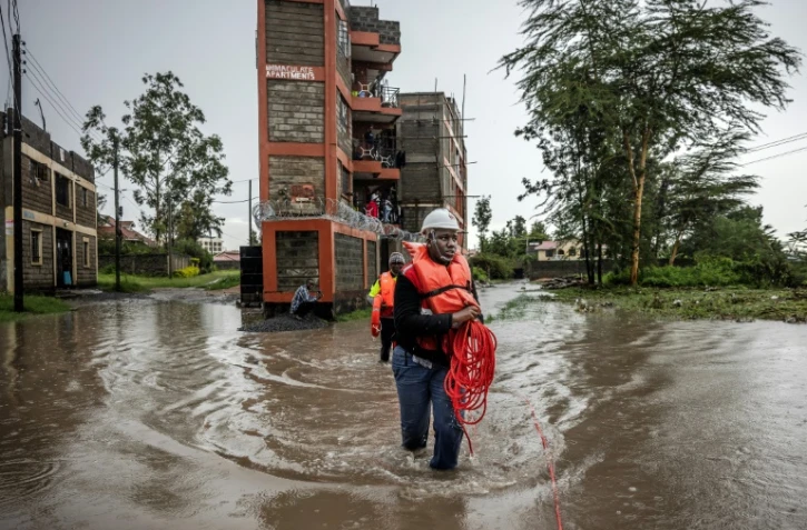 Des membres de la Croix-Rouge kényane déployés dans une zone frappée par les inondations, à Kitengela, le 1er mai 2024