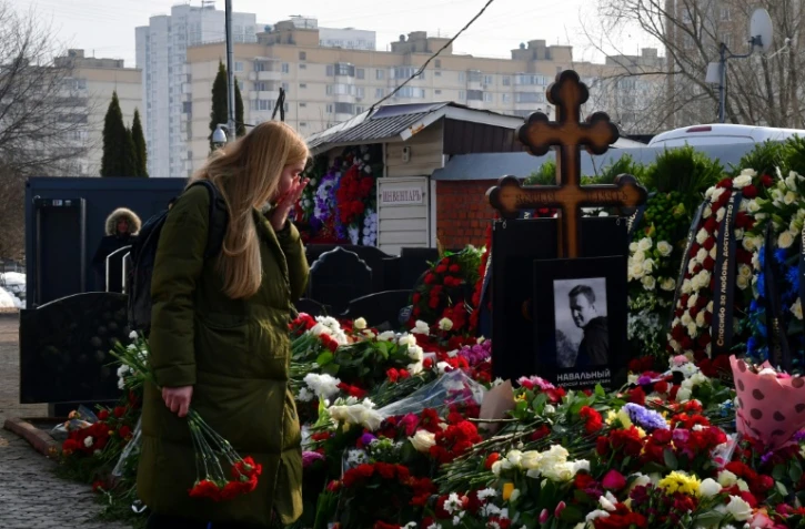 La tombe de l'opposant russe Alexeï Navalny dans le cimetière de Borisovo à Mouscou le 2 mars 2024, au lendemain de ses funérailles