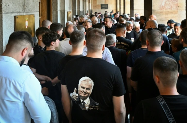Un portrait de Ratko Mladić, le défunt chef militaire des Serbes de Bosnie, sur le t-shirt d'un homme assistant à une commémoration militaire en son honneur à la Maison de l'armée serbe à Belgrade, le 5 septembre 2026 en Serbie