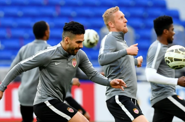 Le Monégasque Radamel Falcao (g), le 31 mars 2017 à Lyon à la veille de la finale de la Coupe de la Ligue avec ses coéquipiers Kamil Glik et Jemerson