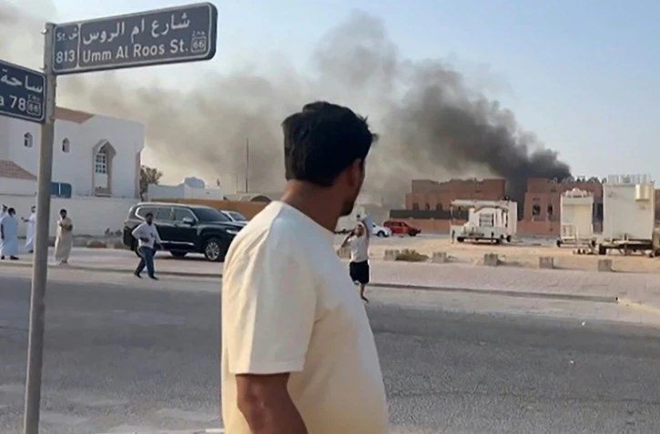 Une capture d'écran d'une vidéo de l'AFPTV montre la fumée qui s'élève, après des explosions à Doha, la capitale du Qatar, le 9 septembre 2025 