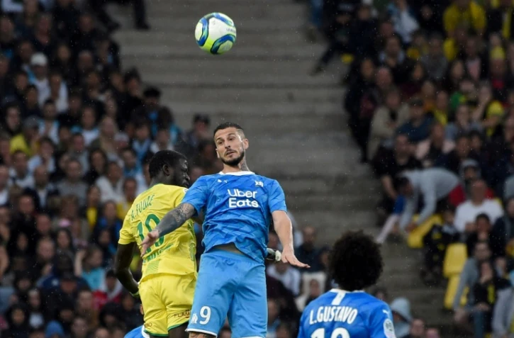 La recrue phare de Marseille Dario Benedetto au duel avec le Nantais Abdoulaye Touré lors du déplacement de l'OM à La Beaujoire, le 17 août 2019