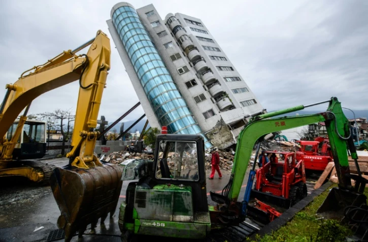 Un immeuble affaisé après un violent séisme, dans la ville de Hualien, le 7 février 2018 à Taïwan