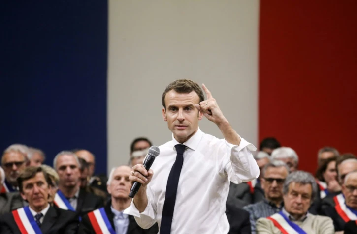 Emmanuel Macron avec des élus ruraux dans le cadre du grand débat, à Souillac, le 18 janvier 2019