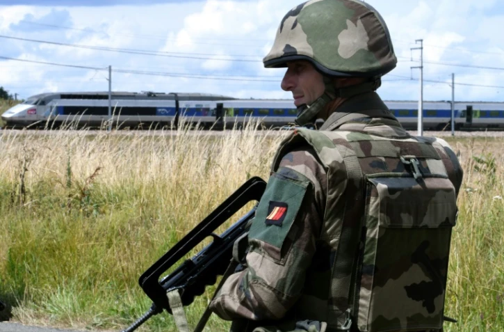 Un soldat de l'opération Sentinelle lors d'un exercice à Auvers-le-Hamon (Sarthe), le 28 juin 2017