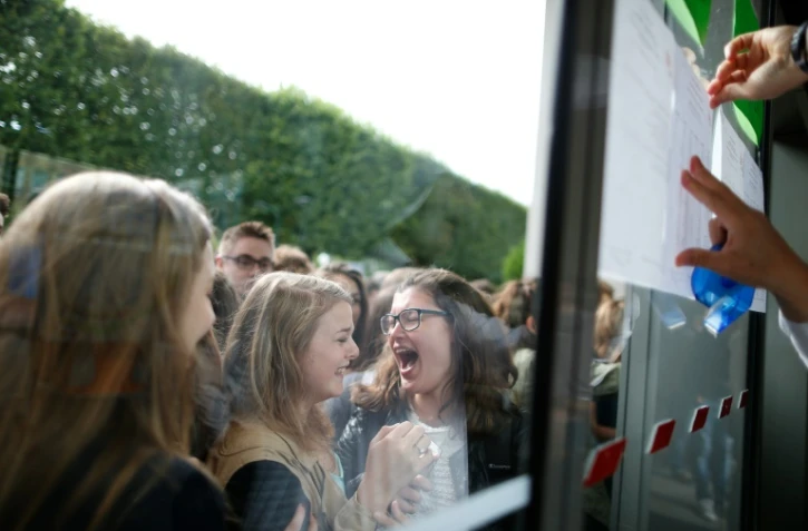 Des lycéens jeunes bacheliers réagissent à l'affichage des résultats du bac à Caen, le 5 juillet 2016