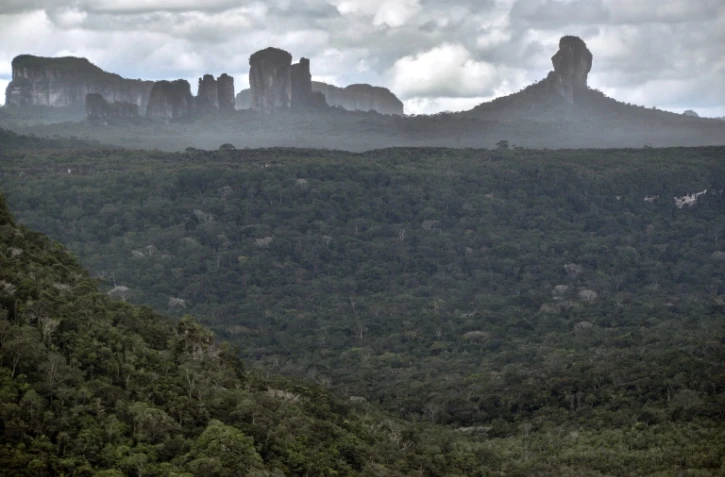Vue aérienne le 7 juin 2018 du parc national de la Serrania du Chiribiquete en Colombie, dont le Comité du Patrimoine mondial doit examiner fin juin la demande de classement