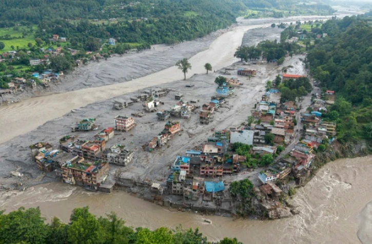 Vue aérienne de Devighat, après des inondations meurtrières le 27 août 2026 au nord de Katmandou au Népal, à la frontière avec le Tibet