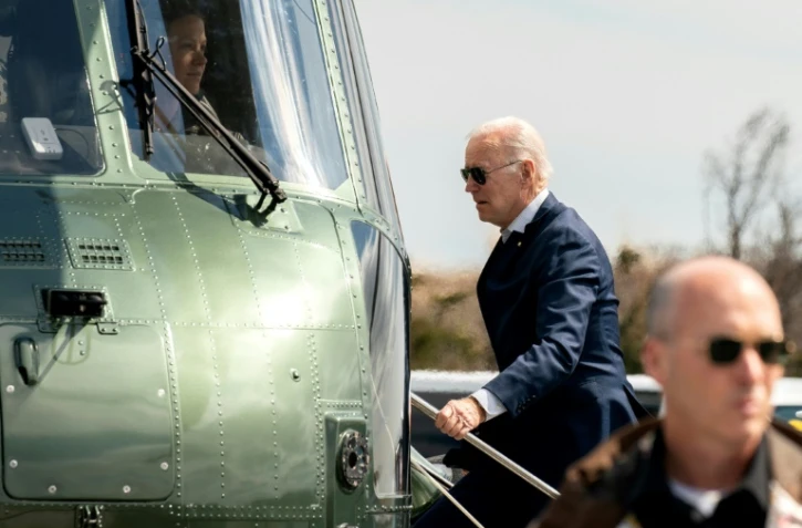 Joe Biden monte à bord de l'hélicoptère présidentiel à Rehoboth Beach, dans le Delaware, le 20 mars 2022