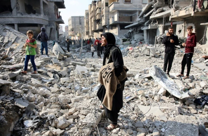 Une Palestinienne au milieu des destructions à Jabalia dans le nord de la bande de Gaza après une frappe israélienne, le 10 novembre 2024
