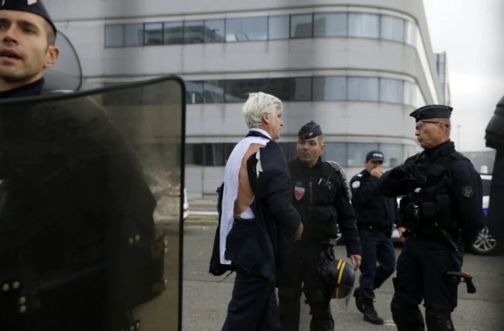Le directeur d'Air France, Pierre Plissonnier, est évacué le 5 octobre 2015, après un comité central d'entreprise (CEE)