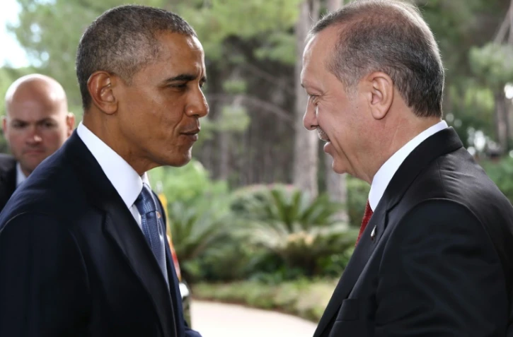 Le président turc Recep Tayyip Erdogan (D) accueille son homologue américain Barack Obama, le 15 novembre 2015 à Antalya