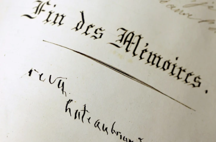 Photo prise le 25 novembre 2013 à Paris d'une page signée par François-René de Chateaubriand de la copie manuscrite des Mémoires d'outre-tombe