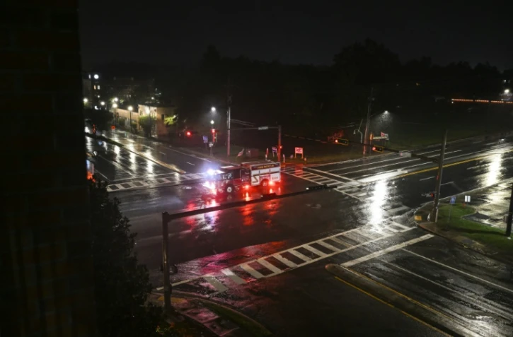 Un camion de pompiers dans une rue déserte avant l'arrivée de l'ouragan Hélène, le 26 septembre 2024 à Tallahassee, en Floride