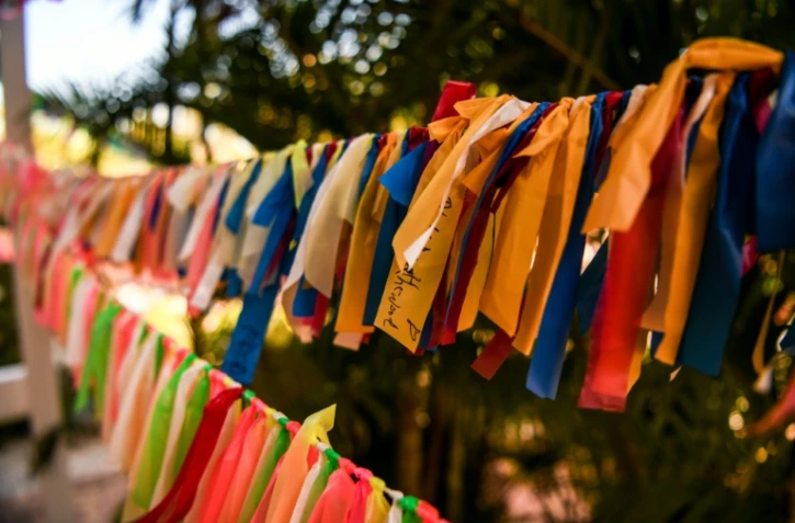 Des rubans volent au vent dans le jardin de Cathy Tobias sur l'île d'Anna Maria, en Floride, pour commémorer chaque décès du Covid-19 dans cet Etat.