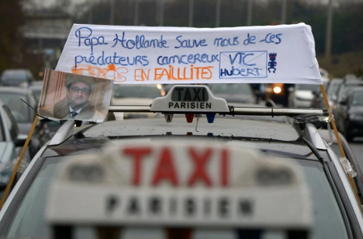 Un taxi lors d'une manifestation le 15 décembre 2015 au Bourget