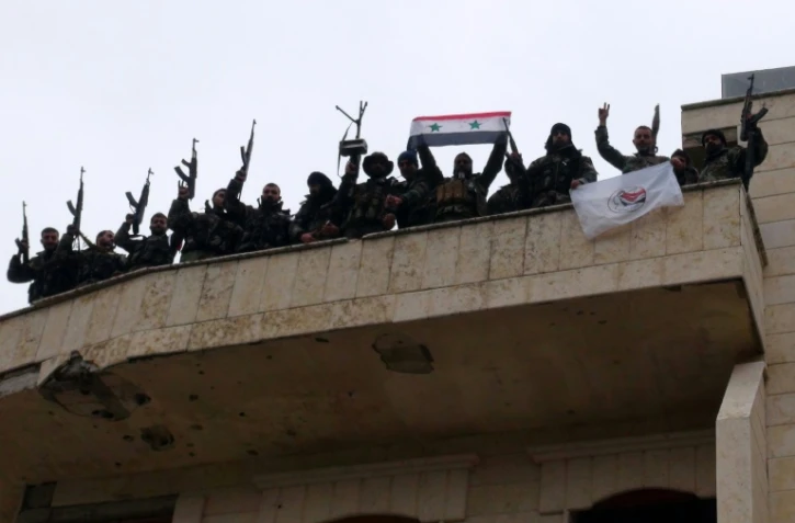 Des soldats prorégime célèbrent la prise de la ville de Salma, dans la province de Lattaquié, le 12 janvier 2016