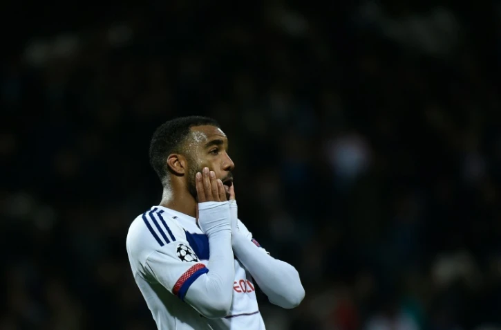 La déception de l'attaquant Alexandre Lacazette après la défaite de Lyon face au Zenit Saint-Pétersbourg en Ligue des champions, à Lyon le 4 novembre 2015 
