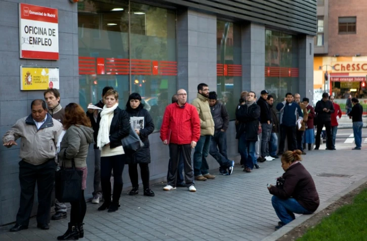 File d'attente devant une agence pour l'emploi le 2 décembre 2014 à Madrid
