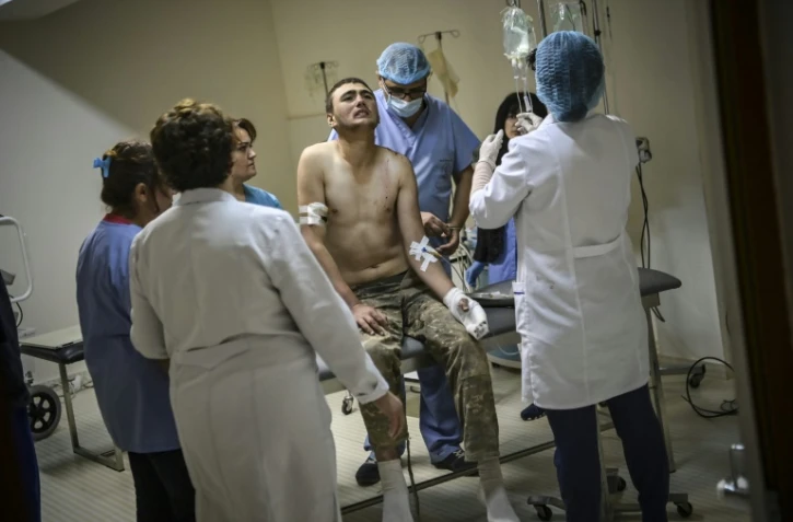 Un soldat arménien blessé est traité dans le sous-sol d'un centre médical près de Stepanakert le 14 octobre 2020