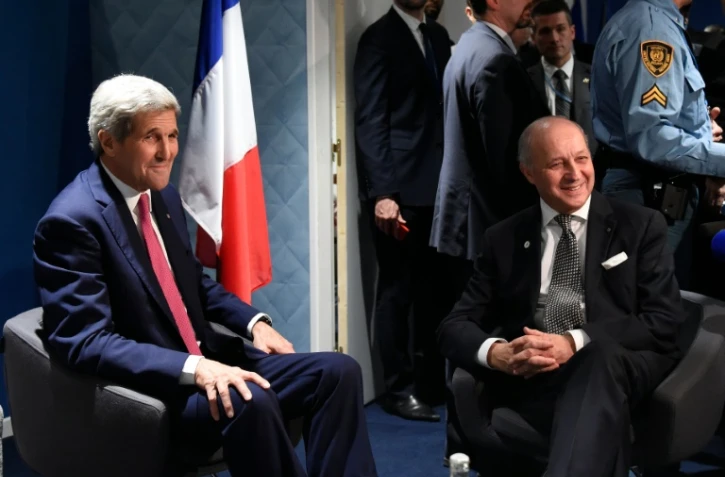 Le secrétaire d'Etat américain, John Kerry (g) et le ministre français des Affaires étrangères, Laurent Fabius, le 9 décembre 2015 à la COP21 à Paris