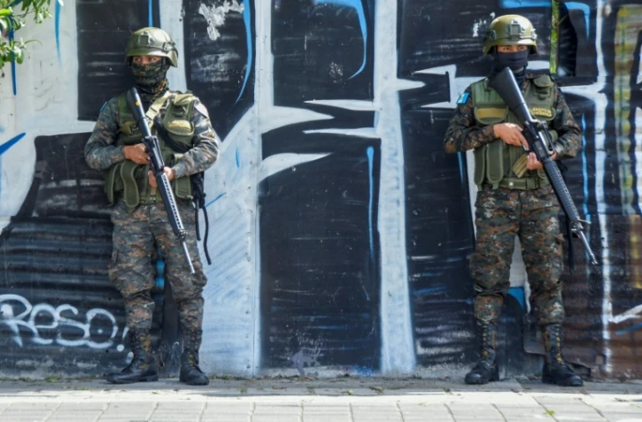 Des militaires montent la garde devant le Centre des opérations du processus électoral alors que la plus haute juridiction du pays a ordonné de suspendre l'officialisation du résultat du 1er tour de la présidentielle, le 2 juillet 2023 à Guatemala