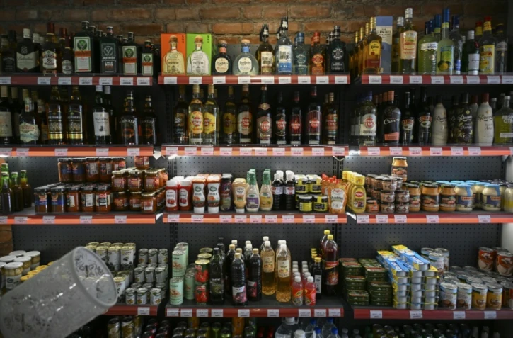 Des produits alimentaires sont à la vente dans une épicerie privée de La Havane, le 24 juin 2026