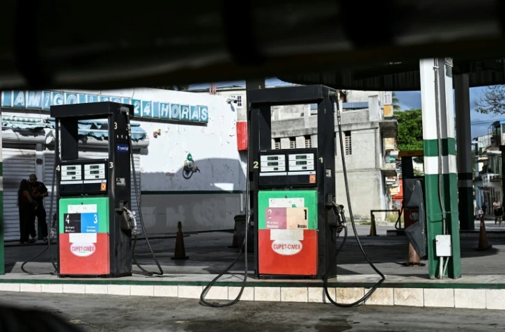 Une station-service reste fermée faute de carburant à La Havane, Cuba, le 24 mars 2026.