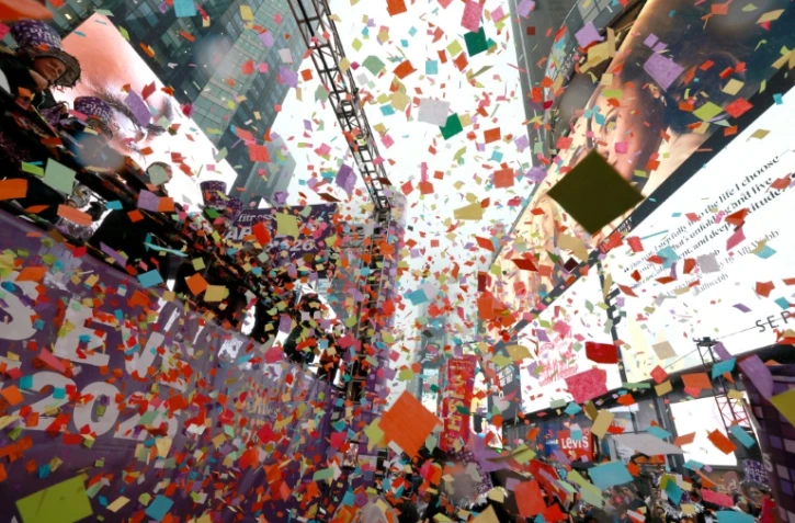Pluie de confettis à Times Square, à New York, lors des préparatifs du Nouvel An, le 29 décembre 2025