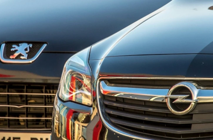 Une voiture Opel devant un modèle de PSA, le 15 février 2017