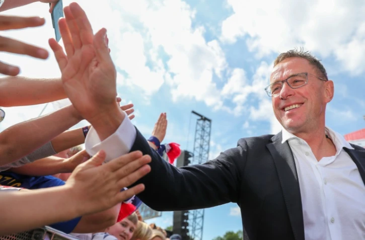 L'entraîneur du RB Leipzig, Ralf Rangnick, est salué par des supporters alors qu'il arrive pour les célébrations de fin de saison, le 26 mai 2019 à Leipzig, un jour après la défaite en finale de la Coupe d'Allemagne de son équipe contre le Bayern Munich au stade olympique de Berlin.