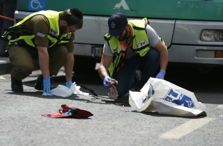 Des enquêteurs israéliens examinent les lieux après l'attaque perpétrée contre un Israélien à Jérusalem, le 8 octobre 2015