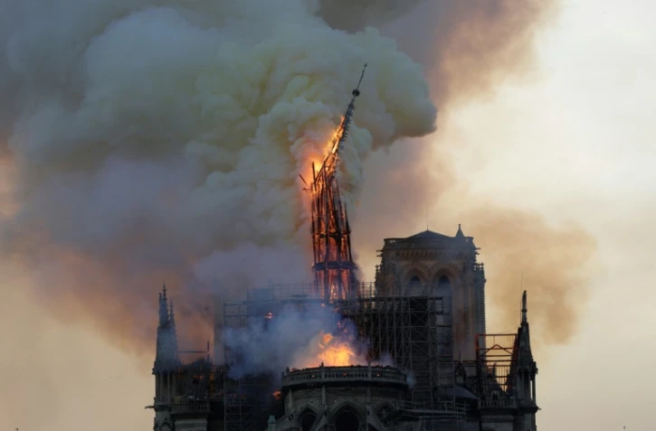 Le flèche de Notre-Dame de Paris s'effondre le 15 avril 2019 lors du gigantesque incendie qui ravage la cathédrale