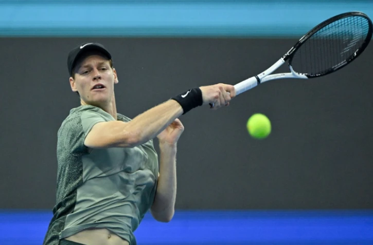 L'Italien Jannik Sinner frappe un retour contre le Chilien Nicolas Jarry lors de leur match à l'Open de Chine, à Pékin, le 26 septembre 2024