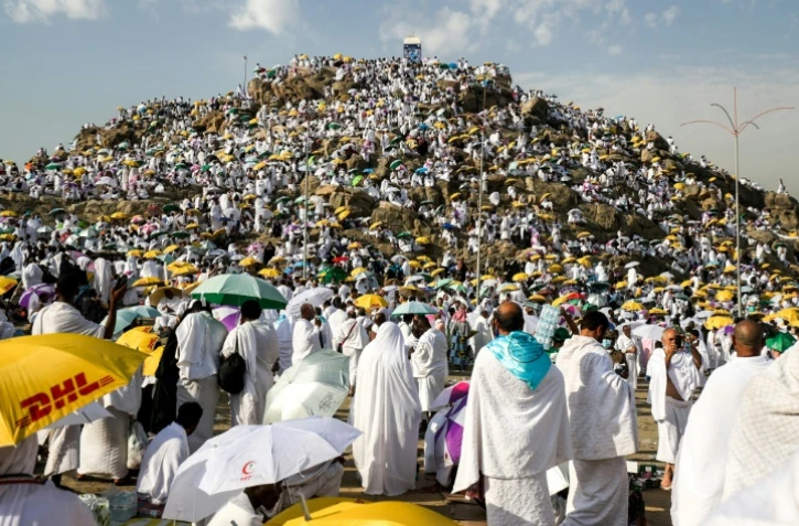Des pèlerins musulmans gravissent le Mont Arafat en Arabie Saoudite, le 20 août 2018