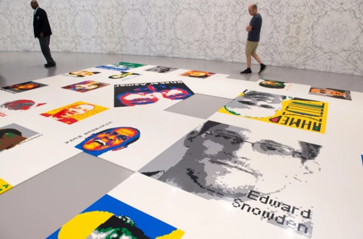 Des portraits faits de Lego par l'artiste chinois Ai Weiwei à l'exposition "Trace", le 28 juin 2017 à Washington