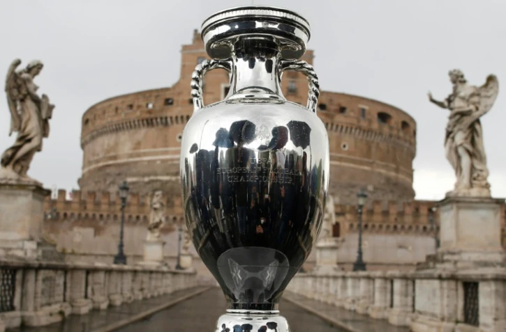 Le trophée UEFA de l'Euro 2020 exposé sur le Pont Saint-Ange de Rome, le 20 avril 2021