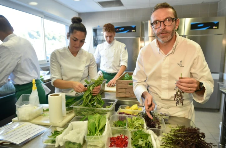 Le chef Sébastien Bras dans la cuisine de son restaurant Le Suquet, le 2 septembre 2017 à Laguiole, dans l'Aveyron