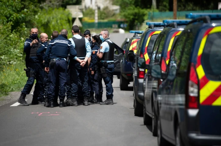 Des gendarmes engagés dans l'opération de recherche du double meurtrier des Cévennes, le 13 mai 2021 à Saumane