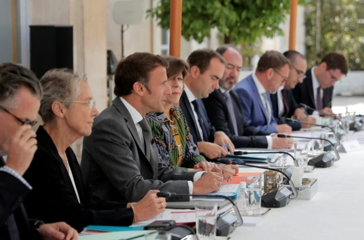 Le conseil olympique réuni autour du président Emmanuel Macron (3e à gauche) au palais de l'Elysée, le 25 juillet 2022 à Paris