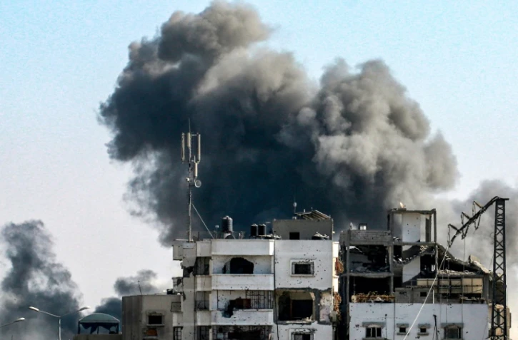 Une colonne de fumée s'élève à Khan Younès, dans le sud de la bande de Gaza, après une frappe israélienne le 8 septembre 2024