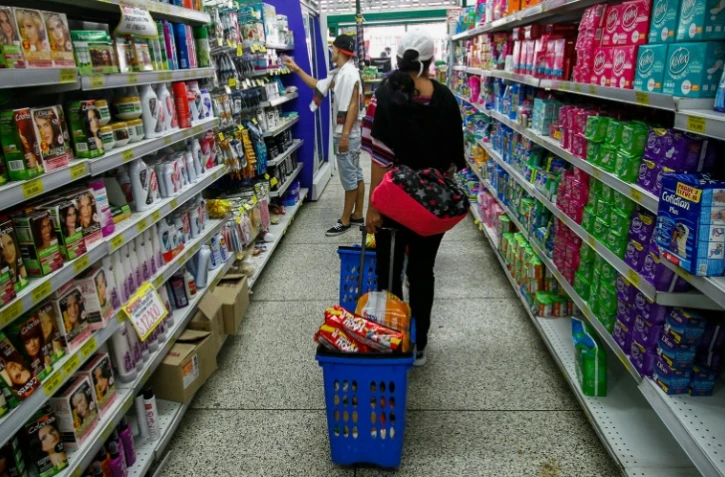 Des Vénézuéliens dans une grande surface à Cucuta (Colombie) pour acheter des vivres et des médicaments, le 17 juillet 2016