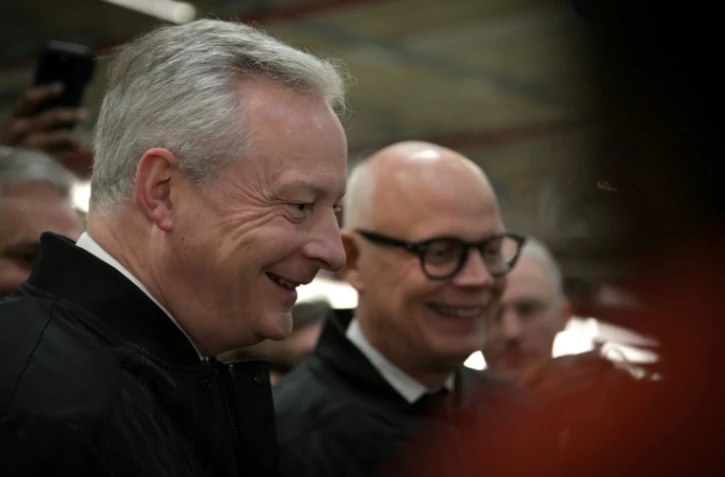 Le ministre de l'Economie et des Finances Bruno Le Maire à l'usine Renault de Sandouville, le 29 mars 2024, en compagnie de l'ancien Premier ministre et maire du Havre Edouard Philippe